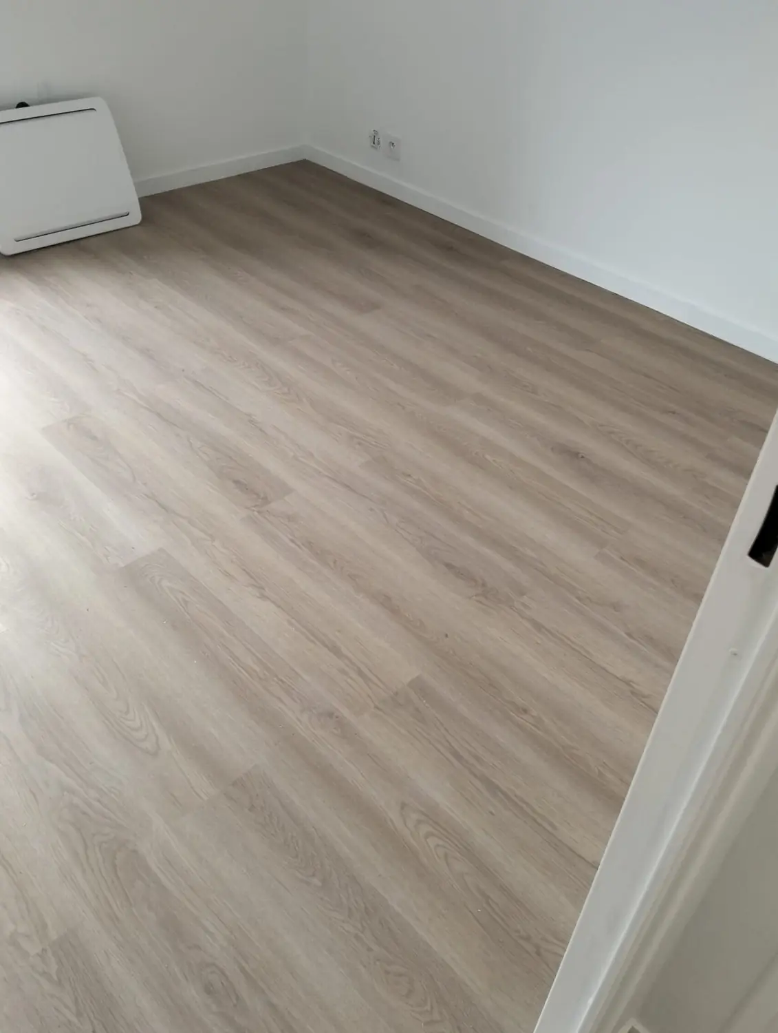 Chambre rénovée, murs peints et sol posé