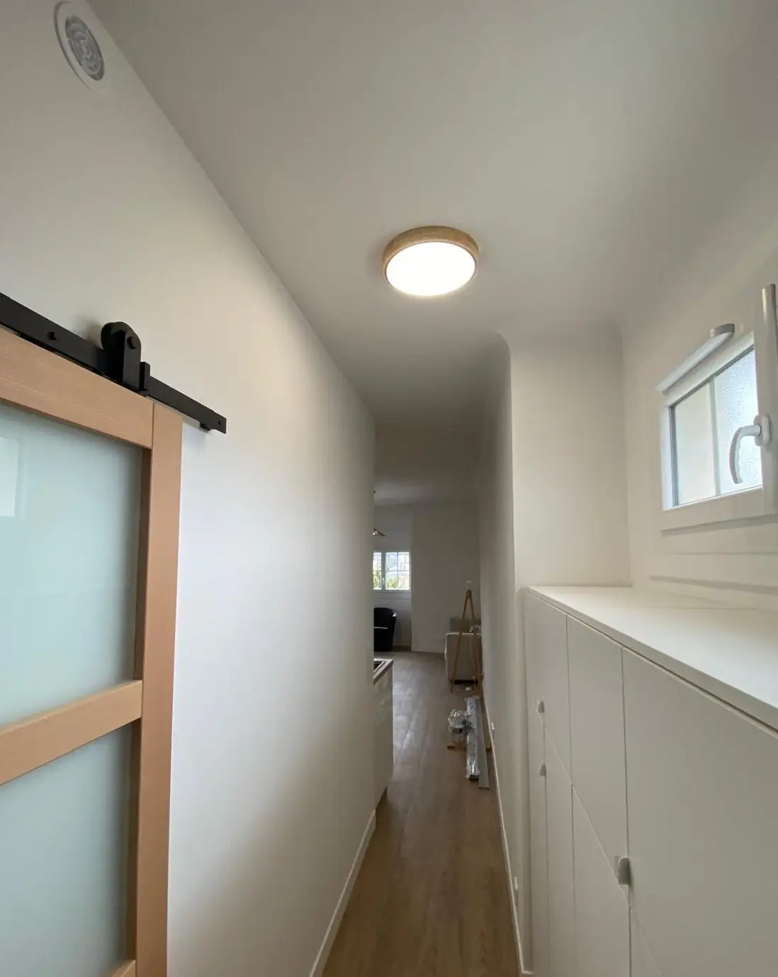 Couloir rénové avec porte coulissante sur rail