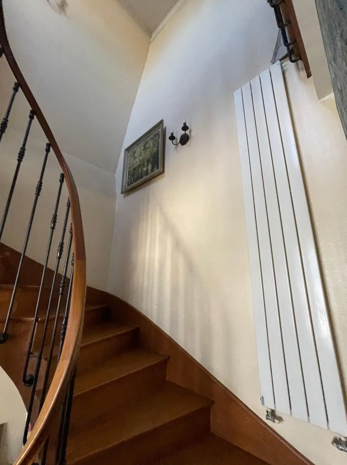 Cage d'escalier après travaux de peinture
