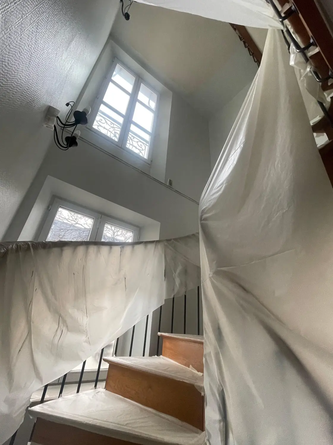 Cage d'escalier bâchée avant peinture