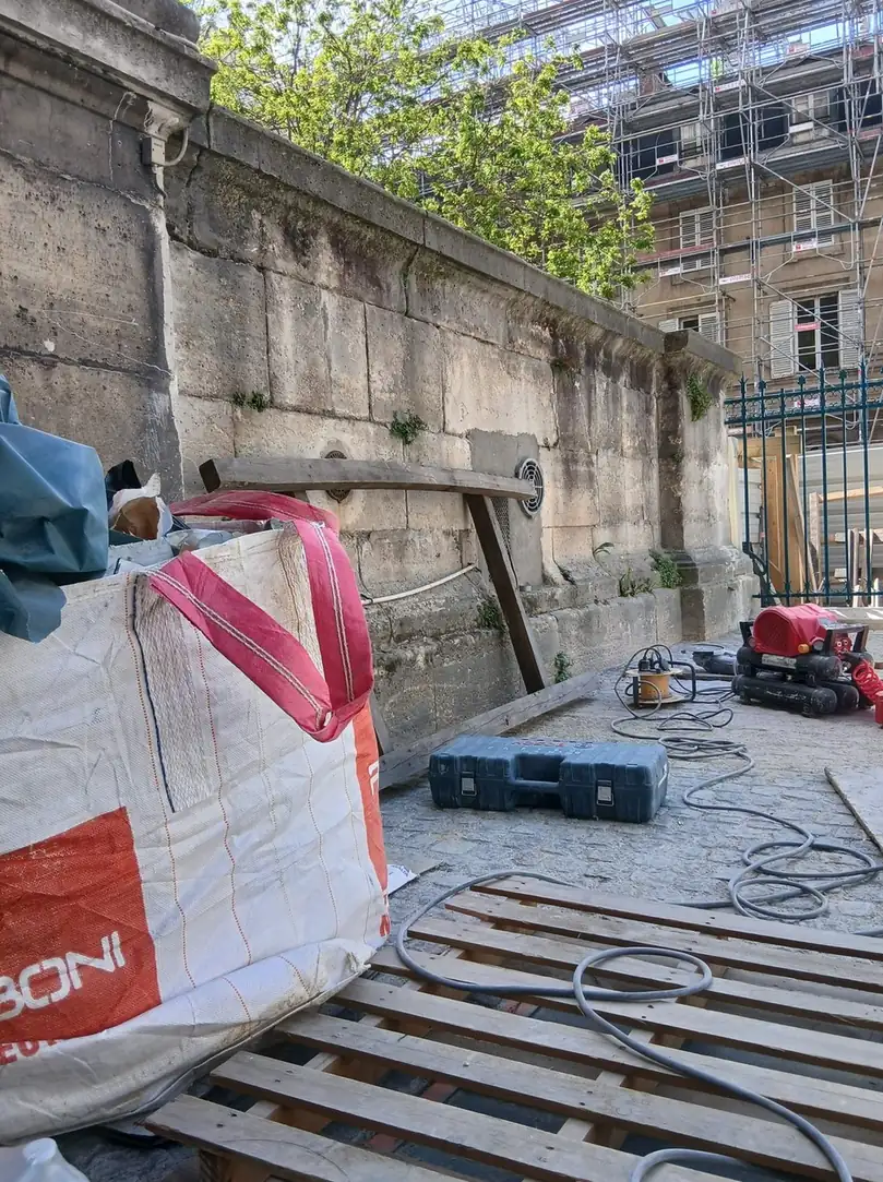 Mur en pierre de taille repris