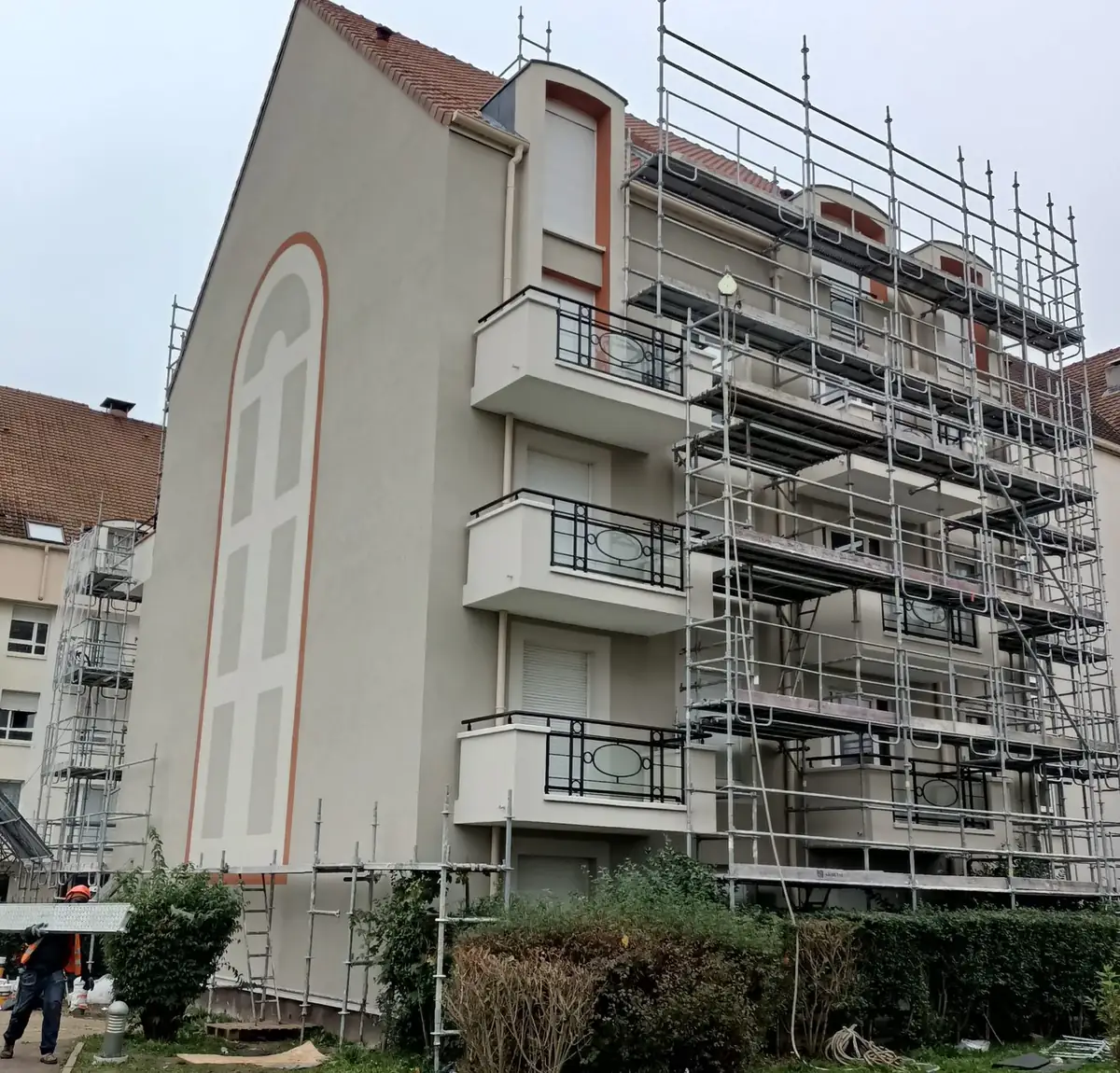 Pignon ravalé avec décor d'arche peint