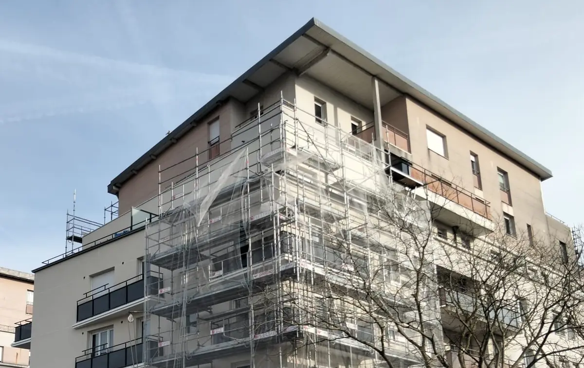 Immeuble sous échafaudage bâché